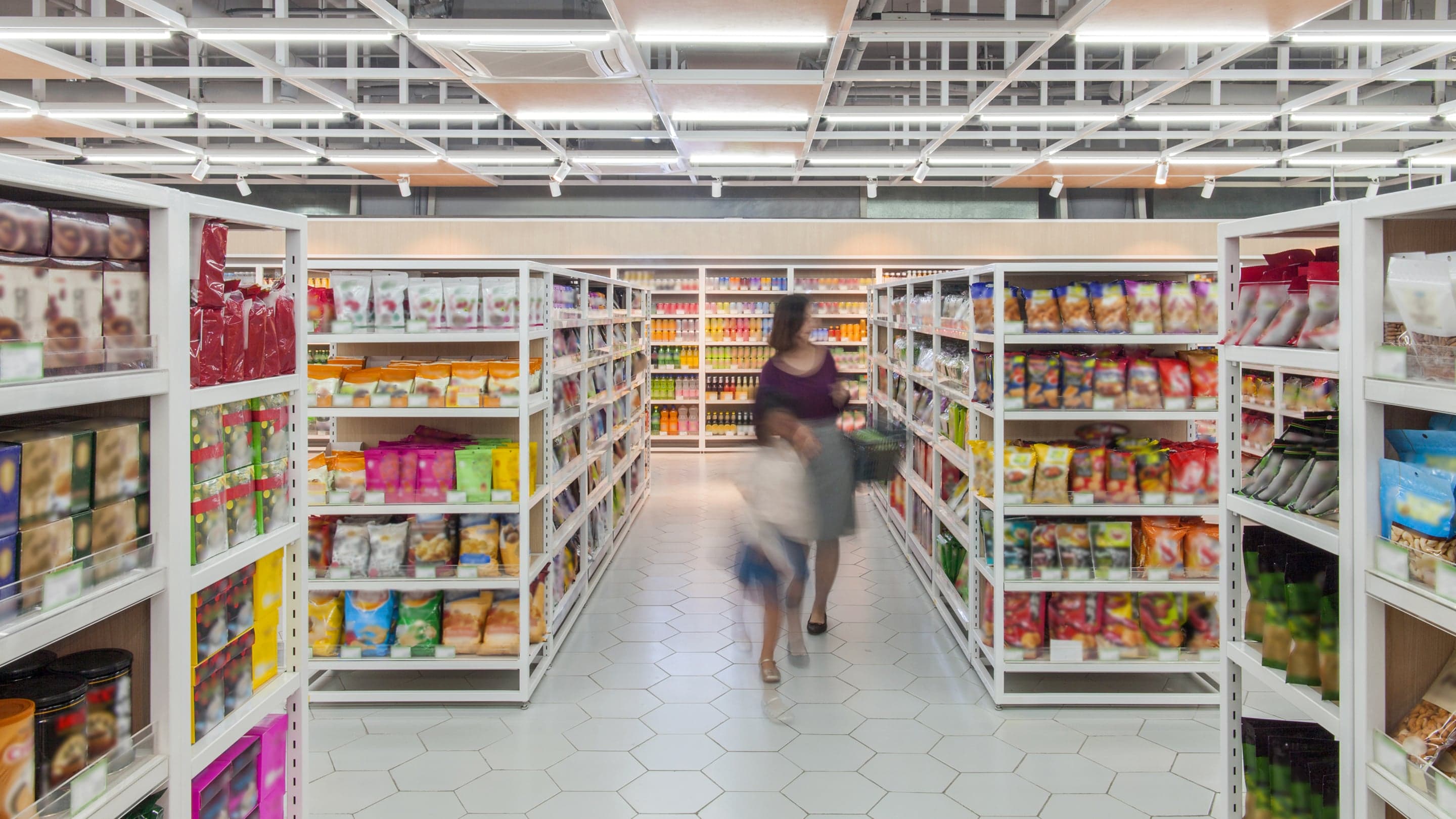 Une femme et un enfant dans un magasin